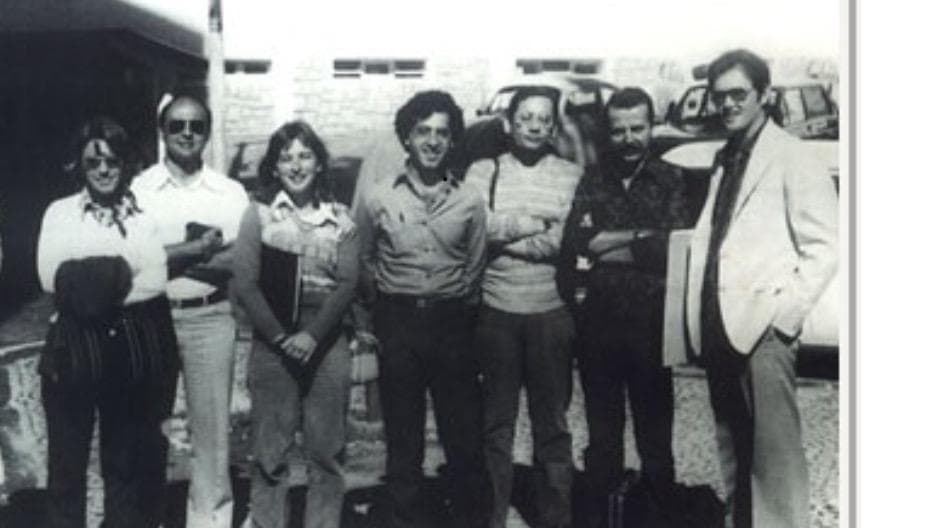 Registro histórico em preto e branco dos fundadores reunidos